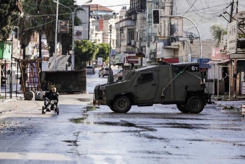 العدوان على جنين ومخيمها: الاحتلال يصيب شابا ويواصل حصار مستشفيات المدينة