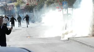 إصابات بالاختناق خلال قمع الاحتلال المصلين في وادي الجوز و12 ألفا يؤدون الجمعة بالأقصى