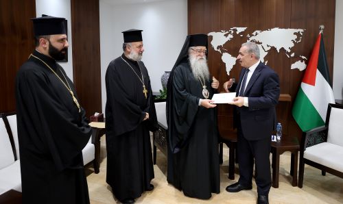 اشتية يتسلم دعوة لحضور قداس منتصف الليل حسب التقويم الشرقي