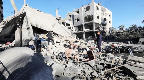 في اليوم الـ95 من العدوان: عشرات الشهداء والجرحى بغارات جوية وقصف مدفعي على قطاع غزة