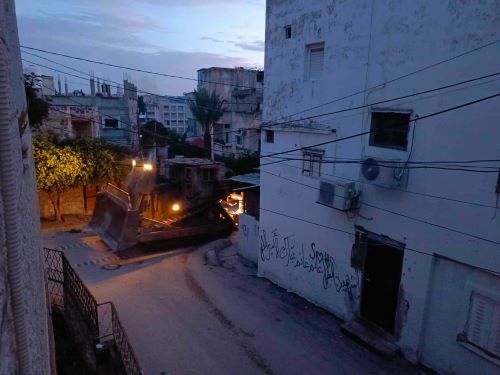 الاحتلال يواصل اقتحام طولكرم ومخيمها: اعتقالات وتجريف شوارع وتدمير ممتلكات