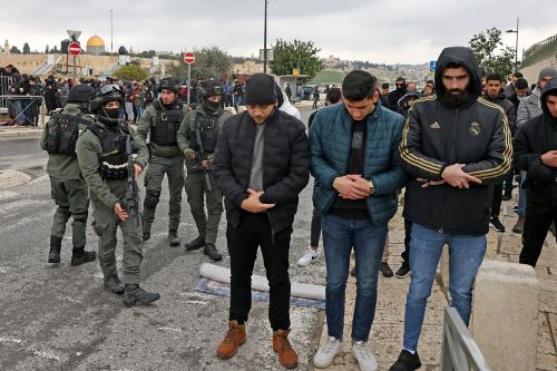 الاحتلال يقمع المصلين قرب وادي الجوز بالقدس ويعتقل أحدهم