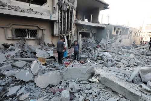 عشرات الشهداء والجرحى في قصف عنيف على أحياء مختلفة من مدينة غزة