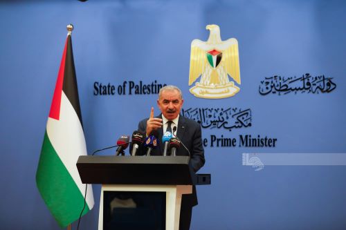 اشتية يطالب الدول التي أعلنت عن تجميد دعمها للأونروا بالتراجع وإعادة تمويلها