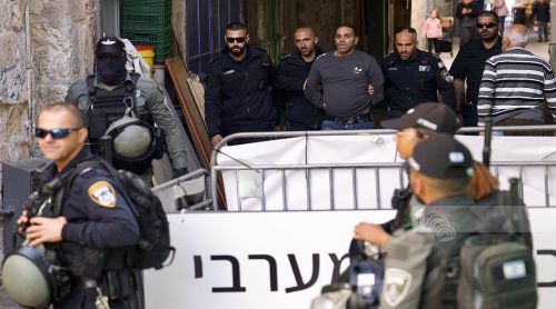 الاحتلال يعتدي على المصلين بالضرب ويعتقل طفلا عند باب الأسباط بالمسجد الأقصى