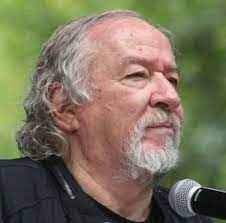 تقديرا لتضامنه مع فلسطين: الرئيس يمنح الشاعر الكولومبي فيرناندو ريندون وسام الثقافة والعلوم والفنون