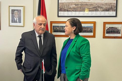 نيويورك: السفير منصور يلتقي رئيسة حزب "الشين فين" الإيرلندي