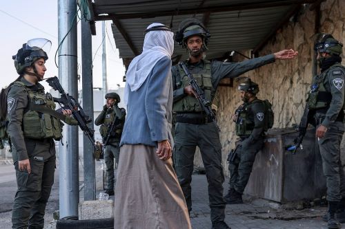 الاحتلال يمنع الآلاف من دخول الأقصى لأداء صلاة الجمعة الأخيرة من رمضان