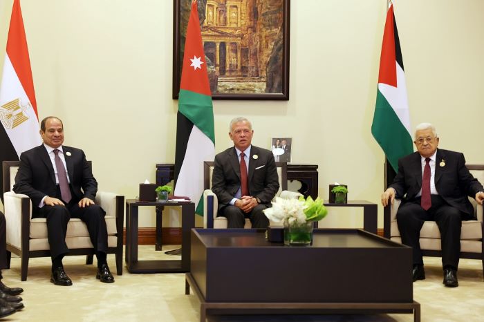 قمة ثلاثية فلسطينية أردنية مصرية تؤكد ضرورة وقف العدوان الإسرائيلي على شعبنا وتنفيذ حل سياسي يجسد ال