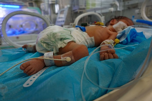 "الأونروا": ارتفاع وفيات الأطفال في غزة جراء البرد إلى 7