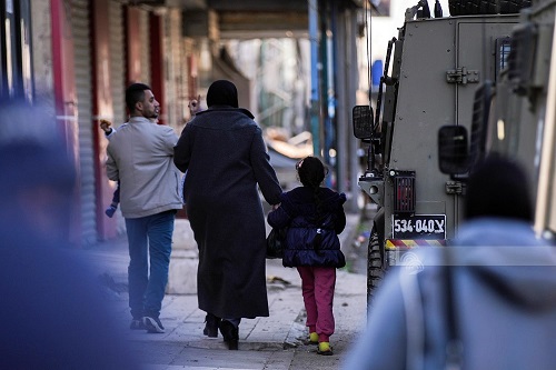 الاحتلال يجبر المواطنين على مغادرة منازلهم في مخيم طولكرم