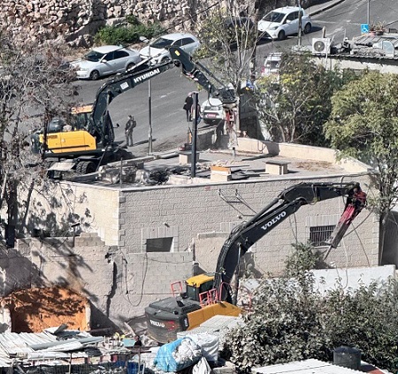 الاحتلال يهدم مصلى في صور باهر جنوب القدس