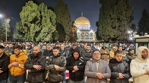 60 ألفا يؤدون صلاتي العشاء والتراويح في رحاب المسجد الأقصى المبارك