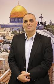 الاحتلال يستدعي وزير شؤون القدس للتحقيق ويسلمه قراراً بالإبعاد عن الضفة لـ6 أشهر