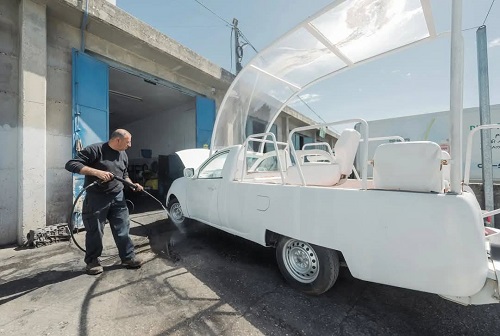 وصية البابا الأخيرة: تحويل سيارته إلى عيادة متنقلة لأطفال غزة