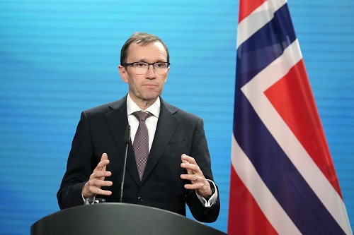 في مؤتمر مع الصفدي.. وزير الخارجية النرويجي: الوضع في القطاع كارثي