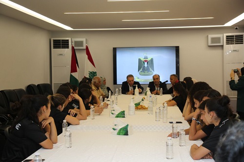 السفير دبور يستقبل منتخبنا الوطني للسيدات