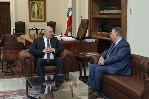 الرئيس اللبناني العماد جوزاف عون يستقبل السفير اشرف دبور