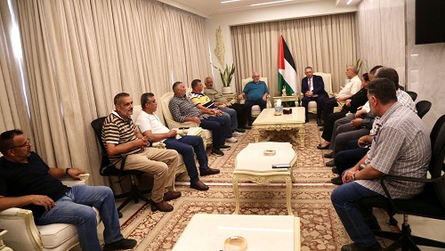 السفير دبور يستقبل المنطقة التنظيمية لحركة فتح في صور بزيارة وداعية