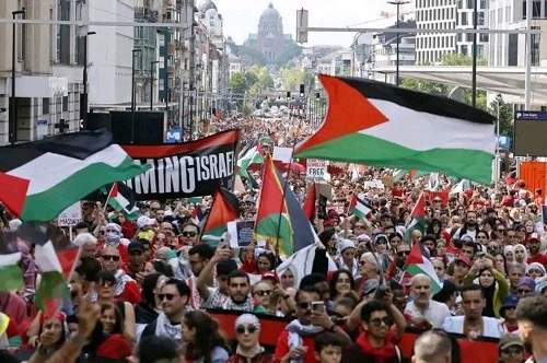 ضمت نحو 140 ألف متضامن: بعثة فلسطين في بروكسل تشارك في مسيرة "الخط الأحمر من أجل غزة"