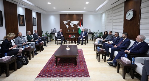 مصطفى يبحث مع وزير خارجية الدنمارك جهود وقف الحرب على غزة وتنفيذ حل الدولتين