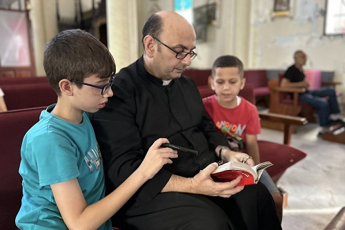 راعي كنيسة اللاتين في غزة: لن نغادر المدينة رغم "أوامر الإخلاء" الإسرائيلية