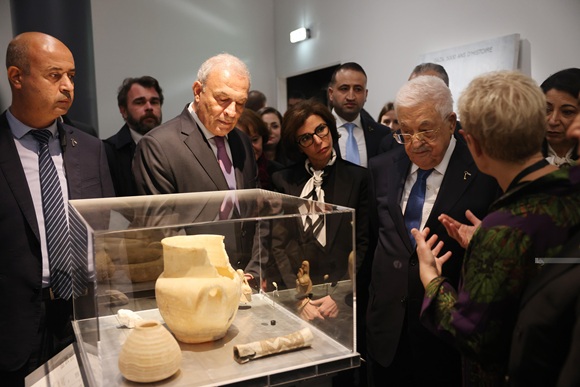 الرئيس يزور معرض "كنوز منقذة من غزة" في باريس