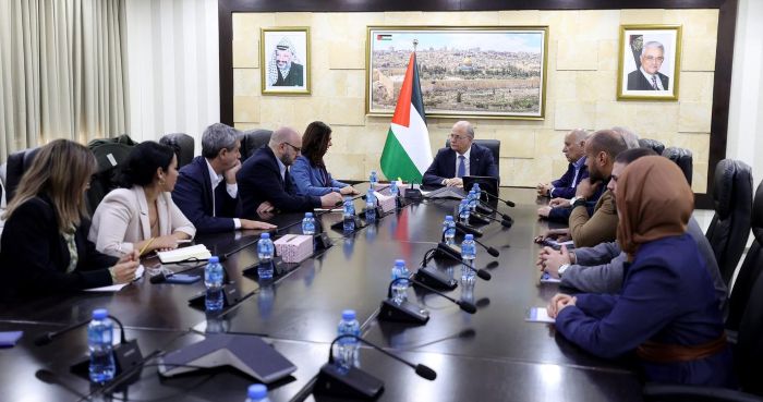 رئيس الوزراء يطلع وفداً برلمانياً إيطالياً على آخر التطورات السياسية والميدانية