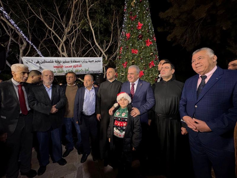 نيابة عن الرئيس: السفير الاسعد وابناء شعبنا في مخيم ضبية يضيئون شجرة الميلاد