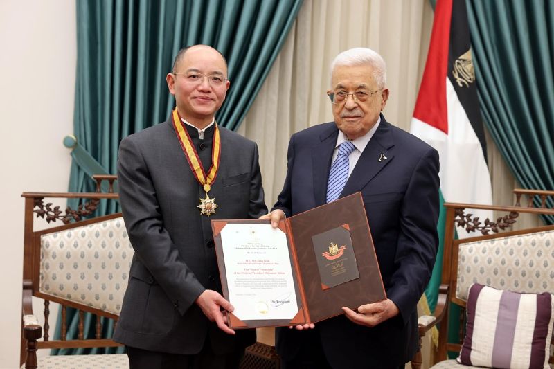 الرئيس يمنح رئيس مكتب جمهورية الصين الشعبية "نجمة الصداقة"