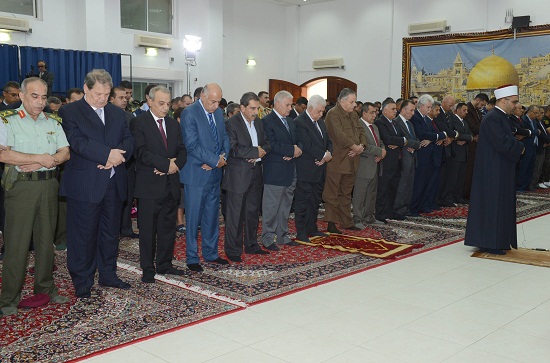 الرئيس محمود عباس يؤدي صلاة العيد في مسجد التشريفات في مقر الرئاسة