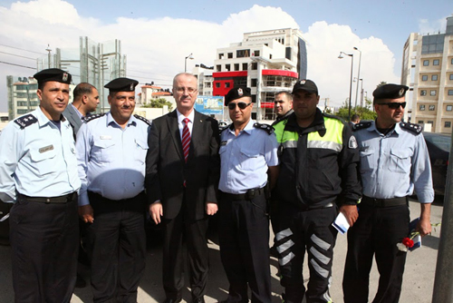 الحمد الله يتفقد دوريات الشرطة بمناسبة أسبوع المرور العربي