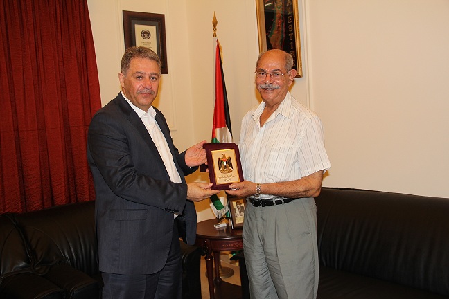 دبور يكرّم المناضل صلاح صلاح