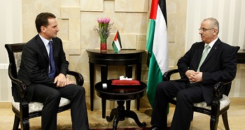 الحمد الله والمفوض العام للأونروا يبحثان قضية توفير الكهرباء في غزة عبر سفن دولية