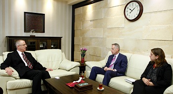 الحمد الله يطلع القنصل الأميركي على حجم الخسائر التي لحقت بقطاع غزة جراء العدوان