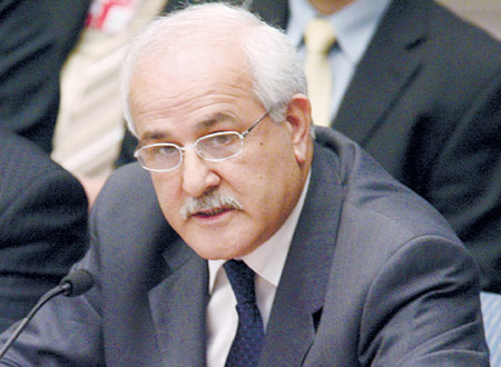 منصور يطلع مسؤولين أمميين على انتهاكات الاحتلال خلال العدوان