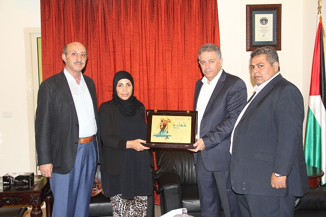 حازت الكوفية على الجائزة الأولى للمهرجان العربي الافريقي -الكوفية تقدم الدرع للسفير دبور