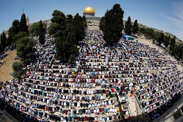 حوالي 70 ألفا يؤدون الجمعة اليتيمة من شهر رمضان في رحاب الأقصى المبارك