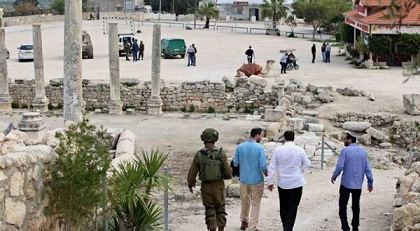 مئات المستوطنين يقتحمون المنطقة الأثرية في سبسطية
