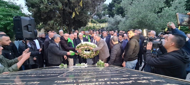 نيابة عن الرئيس: السفير دبور يضع اكليلا من الزهور على النصب التذكاري لشهداء الثورة الفلسطينية في بير